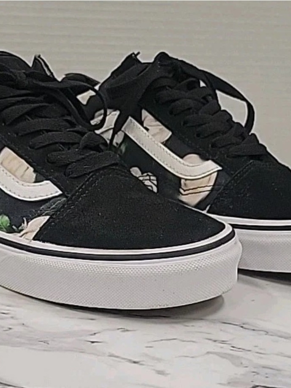 Vans off the wall Mens 8 Womens 9.5 Black With White Roses